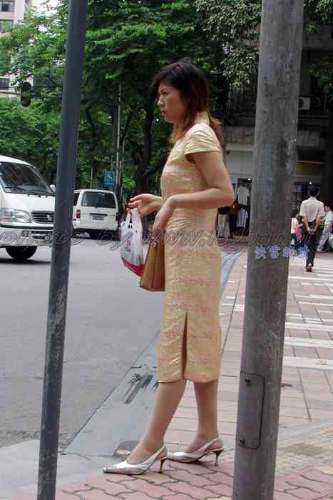 抓拍性感旗袍少妇