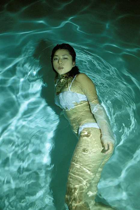 性感少妇泳池秀丰