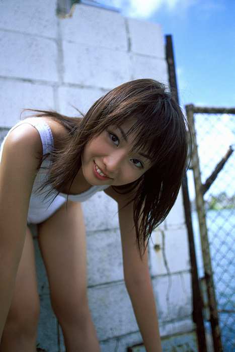 短发少妇泳装姿势