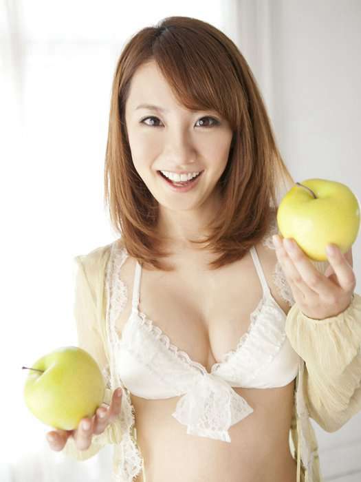 短发丰乳比基尼美