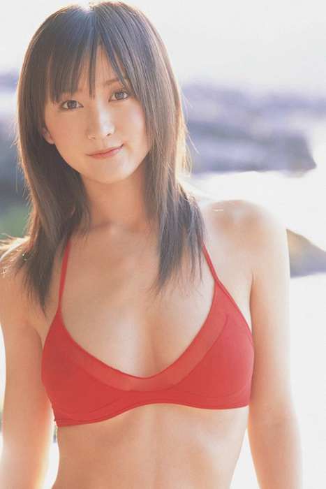 火红比基尼泳装少